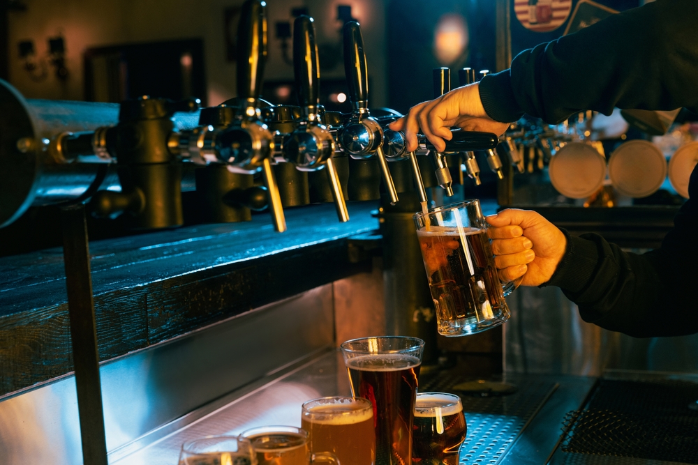 barista sirviendo cerveza